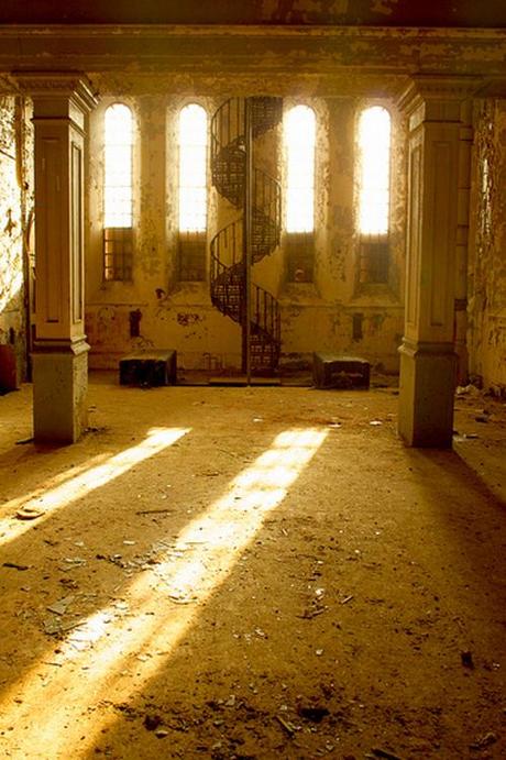 they all came to party and there's four to every stall, it gets frustrating, just pissing on this wall, seems like there's another story banging around every step you fake