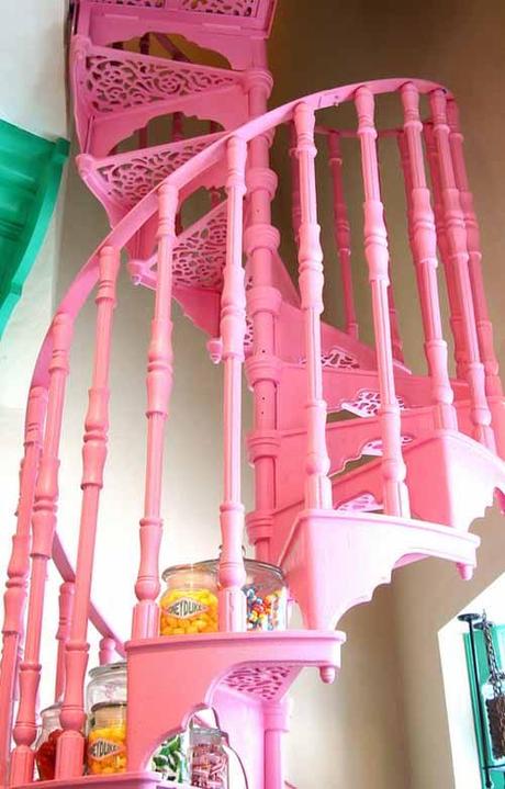 they all came to party and there's four to every stall, it gets frustrating, just pissing on this wall, seems like there's another story banging around every step you fake