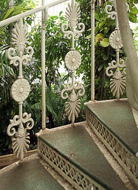 they all came to party and there's four to every stall, it gets frustrating, just pissing on this wall, seems like there's another story banging around every step you fake