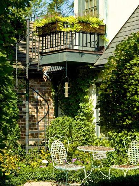 they all came to party and there's four to every stall, it gets frustrating, just pissing on this wall, seems like there's another story banging around every step you fake