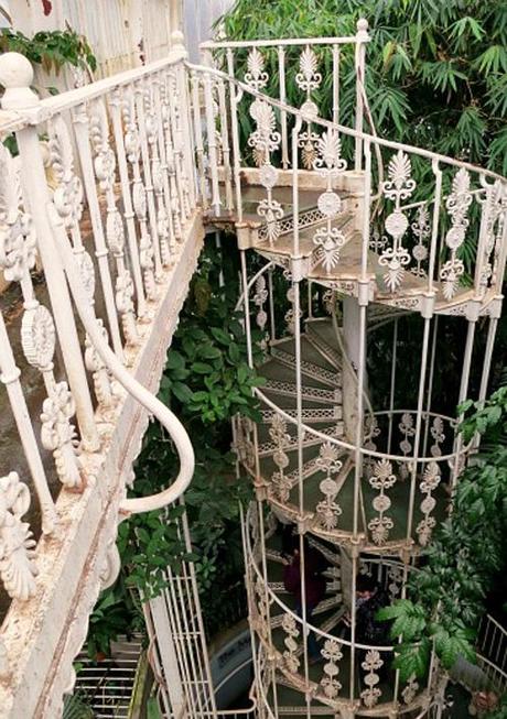 they all came to party and there's four to every stall, it gets frustrating, just pissing on this wall, seems like there's another story banging around every step you fake