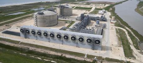 Freeport LNG utilizes a closed-loop recirculation system with an air tower (named the “VE Tower” in honor of Volker Eyermann (1939-2005), Freeport LNG’s Vice President of Engineering), enabling the terminal to take advantage of the high ambient temperature and high humidity conditions in the Texas Gulf Coast region. (Credit: FreeportLNG.com)