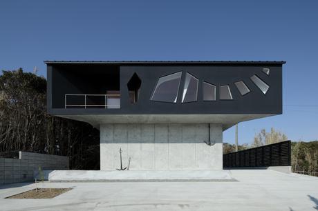 A house awaiting death by Eastern Design Office 6