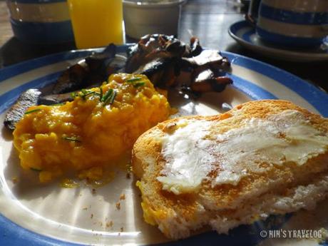 My breakfast consist of scrambled egg, sauteed mushroom and toasted home made bread. 