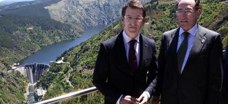 Iberdola chairman, Ignacio Galan (right), and the head of Galicia’s regional government, Alberto Nuñez Feijoo, unveiled a plaque to commemorate the commissioning of a new hydroelectric power plant Santo Estevo II (Credit: Iberdola)