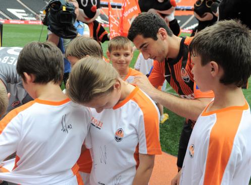 football club Shakhtar Donetsk orphanage autographs