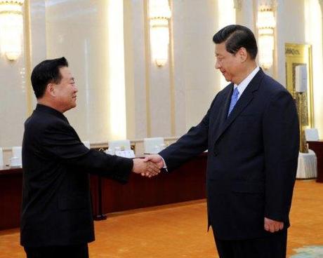 Chines President Xi Jinping (R) shakes hands with VMar Choe Ryong Hae, special envoy of DPRK leader Kim Jong Un, at the Great Hall of the People in Beijing on 24 May 2013 (Photo: Xinhua)