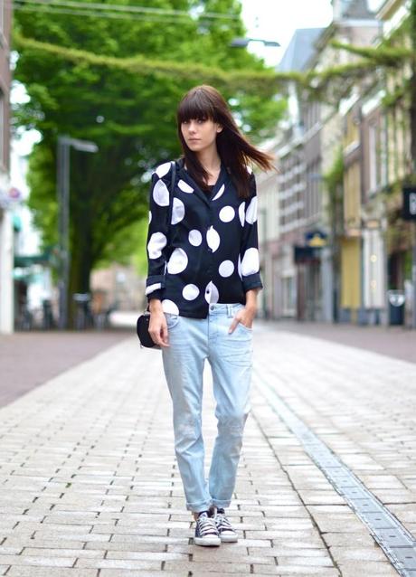 outfit boyfriend jeans big polkadots blouse converse all stars