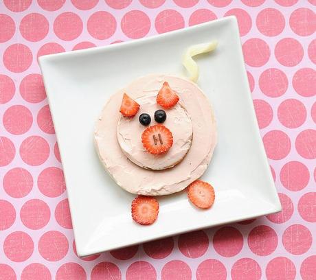 rainbowsandunicornscrafts:

DIY Piggy Snack from Jill Dubien here. Bagel, cracker, blueberries, strawberry and string cheese. More at the link.

PIGGY! You better be making this for the piglets or you’re just doing it wrong ;)
 