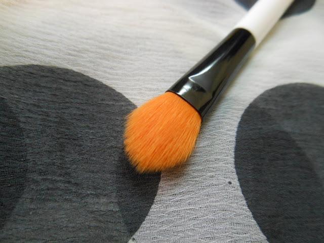 Colorbar Emphaseyes Eye Blending Brush Review