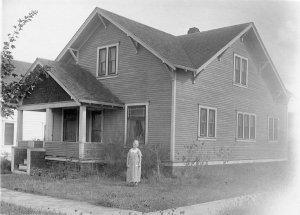 Nora Gard Miller in front of the house that she maintained for her children on S. 15th Street, Corvallis, 1924.