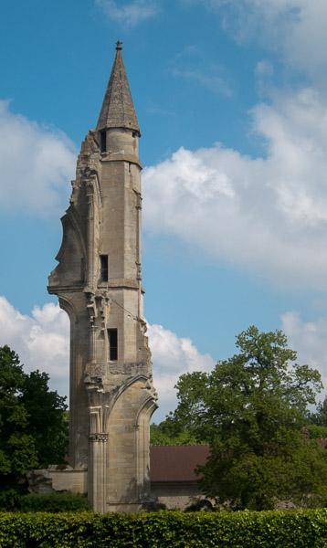 photo of the tower of the church ruin at Abbaye du Royaumont