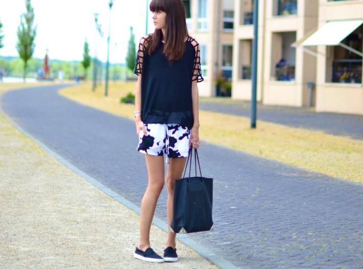 outfit cow print shorts zara slip-ons caged top