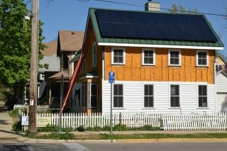 A house with solar panels on the roof (under construction) (Credit: Flickr @ Emily Mills http://www.flickr.com/photos/emilymills/)