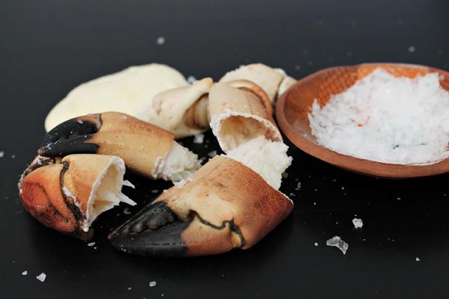 Crab claws with aioli & salt #89