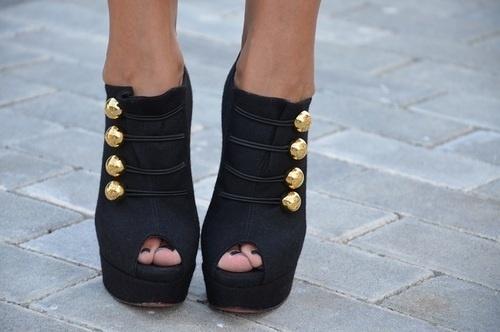 chanel-and-vogue:

more fashion here. i follow back similar...