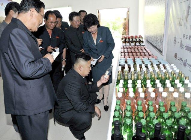 Kim Jong Un inspects a product of the Ch'angso'ng Foodstuffs Factory (Photo: Rodong Sinmun).