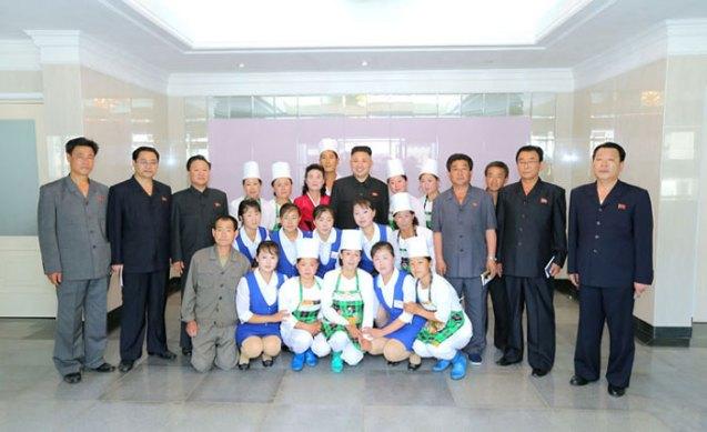 Kim Jong Un poses for a commemorative photograph with restaurant employees in Ch'angso'ng County, North P'yo'ngan Province (Photo: Rodong Sinmun).