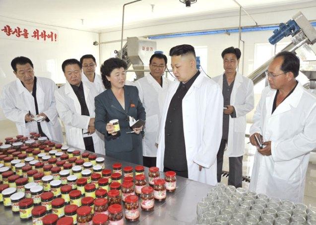 Kim Jong Un (2nd R) is briefed about products of the Ch'angso'ng Foodstuffs Factory (Photo: Rodong Sinmun).