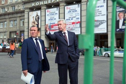 Mayor Sergei Sobyanin with Pyotr Biryukov deputy mayor inspecting improvements near Triumfalnaya Square.