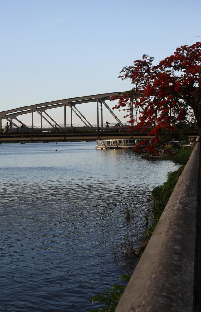 hue river bridge