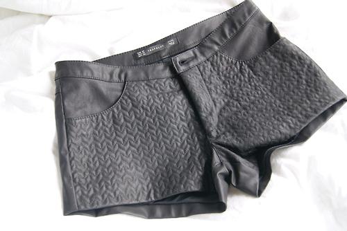 azzurae:

My new leather shorts from Zara! More on my...