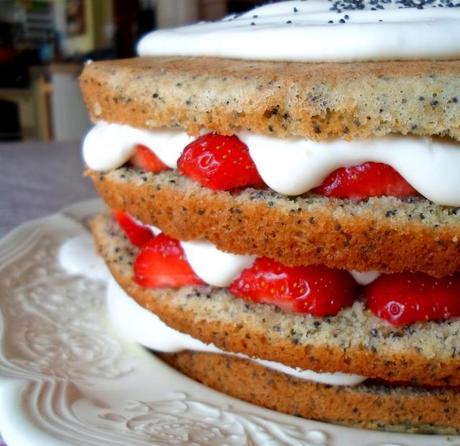 Strawberry & Poppy Seed Cake - Paperblog