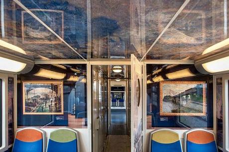 Un train décoré avec des toiles du Musée d'Orsay