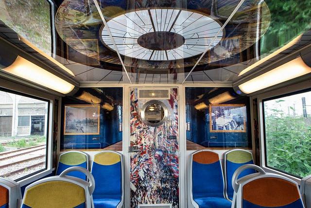 Un train décoré avec des toiles du Musée d'Orsay Un train décoré avec des toiles du Musée d'Orsay