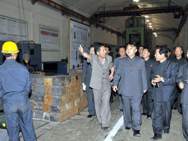 Kim Jong Un (2nd R) tours the Kanggye General Machine Plant in Chagang Province (Photo: Rodong Sinmun).