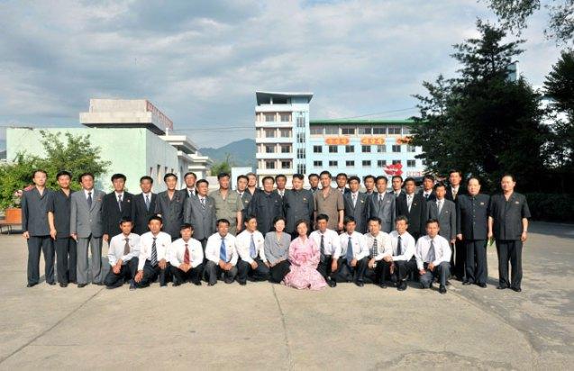 Kim Jong Un poses for a commemorative photograph with managers and employees of the Kanggye General Machine Plant (Photo: Rodong Sinmun).