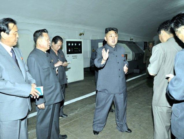 Kim Jong Un speaks during a tour of Kanggye General Machine Plant (Photo: Rodong Sinmun).