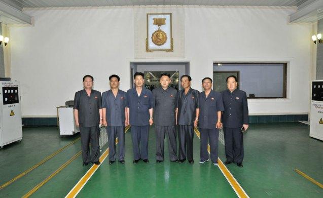 Kim Jong Un (C) poses with officials of the Jangjagang Machine Tools Plant (Photo: Rodong Sinmun).