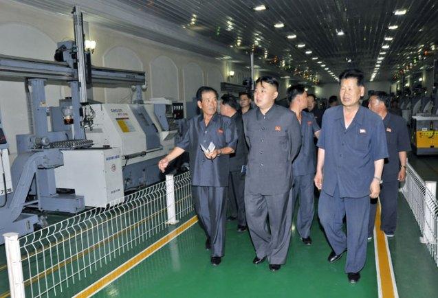 Kim Jong Un tours Jangjagang Machine Tools Plant (Photo: Rodong Sinmun).