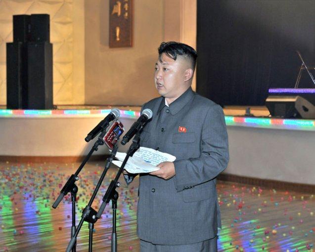 Kim Jong Un delivers a speech to workers in Chagang Province (Photo: Rodong Sinmun).