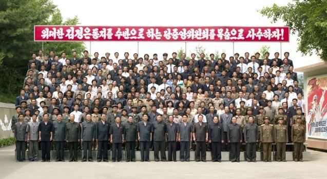 Kim Jong Un poses for a commemorative photo with employees, managers and officials of the Jangjagang Machine Tools Plant (Photo: Rodong Sinmun).