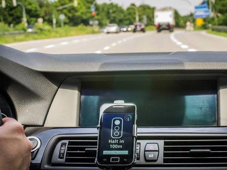 The smartphone informs about the signaling ahead (Photo: Andreas Haslbeck / TUM)