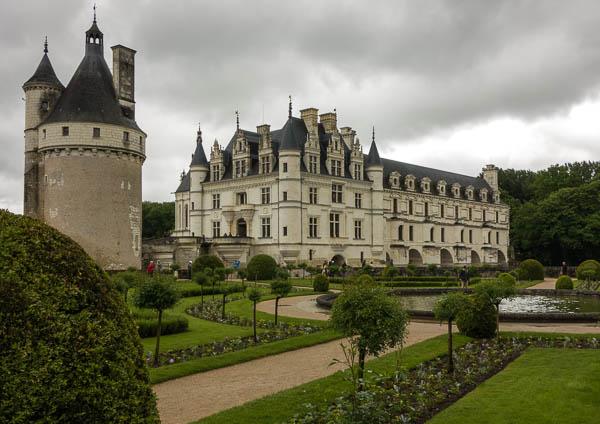 Here's another view of Château de Chenonceau, this one from Catherine de' Medici's garden.