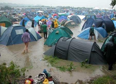 glastonbury-rain-2