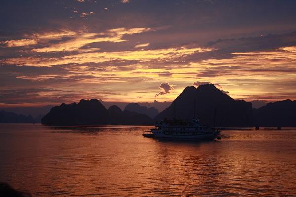 halong bay sunset