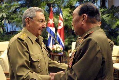 Cuban President Raúl Castro (L) shakes hands with Gen. Kim Kyok Sik (R), Chief of the KPA General Staff, in Havana on 1 July 2013 (Photo: Prensa Latina).