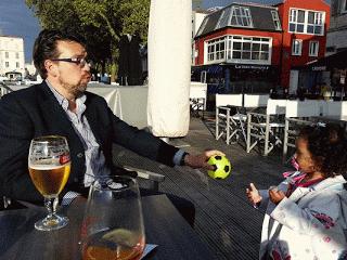 Animated gif of your author playing ball with his daughter at the waterfront of La Rochelle.