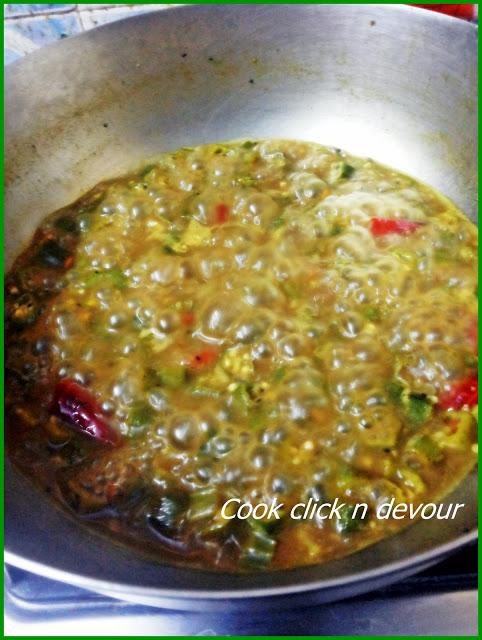 Vendakai Thalir kootu(Stew with okra)