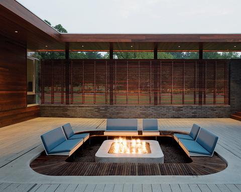 Modern outdoor sunken seating area by Hufft Projects