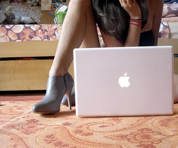 ilovegreeninsp_apple-computer-fashion-girl-shoes-favim-com-63903