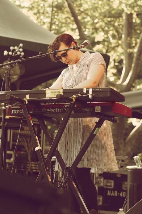 IMG 8486 533x800 SHE & HIM, CAMERA OBSCURA PLAYED CENTRAL PARK ON SATURDAY NIGHT [PHOTOS]