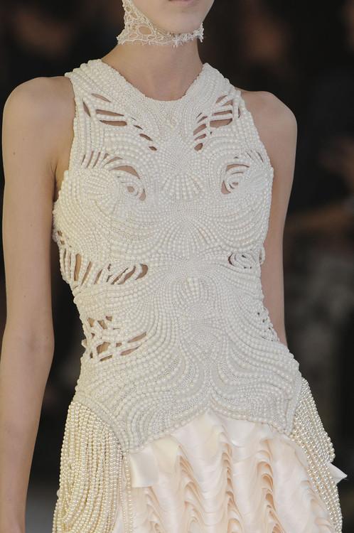 girlannachronism:

Alexander McQueen spring 2012 ready-to-wear...