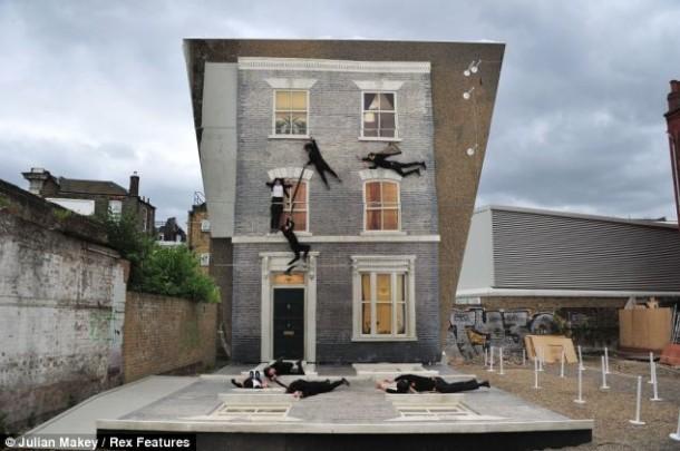 Leandro Erlich-Illusion of Victorian House in East London