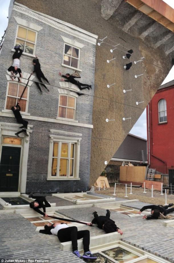 Leandro Erlich-Illusion of Victorian House in East London