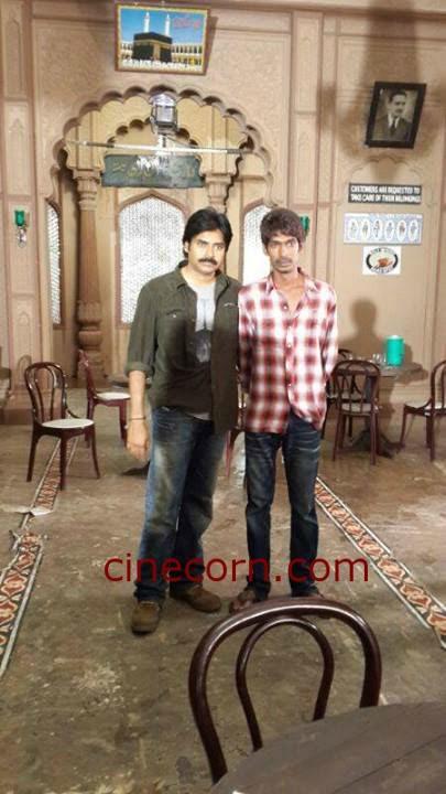 pawan kalyan samantha attarintiki daredi working stills images galleries Pawan Kalyan With Comedian Dhanraj On AD Sets Photo